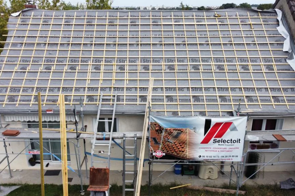 Pose de toiture en tuiles réalisée par Selectoit, couvreur expert intervenant à Mâcon, Bourg-en-Bresse et dans la région Rhône-Alpes.