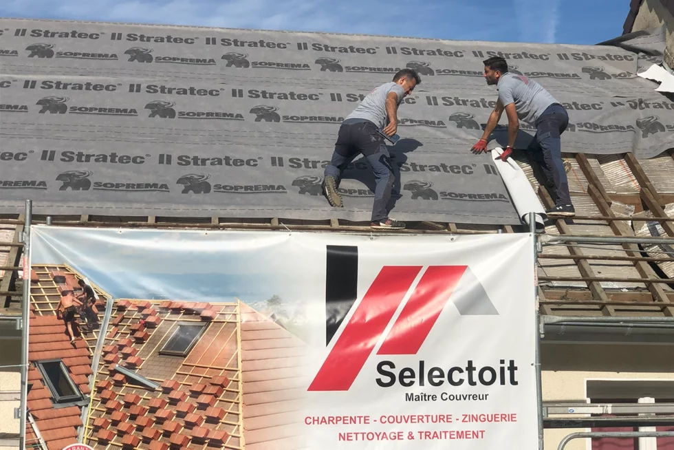 Pose de toiture en tuiles réalisée par Selectoit, couvreur expert intervenant à Mâcon, Bourg-en-Bresse et dans la région Rhône-Alpes.