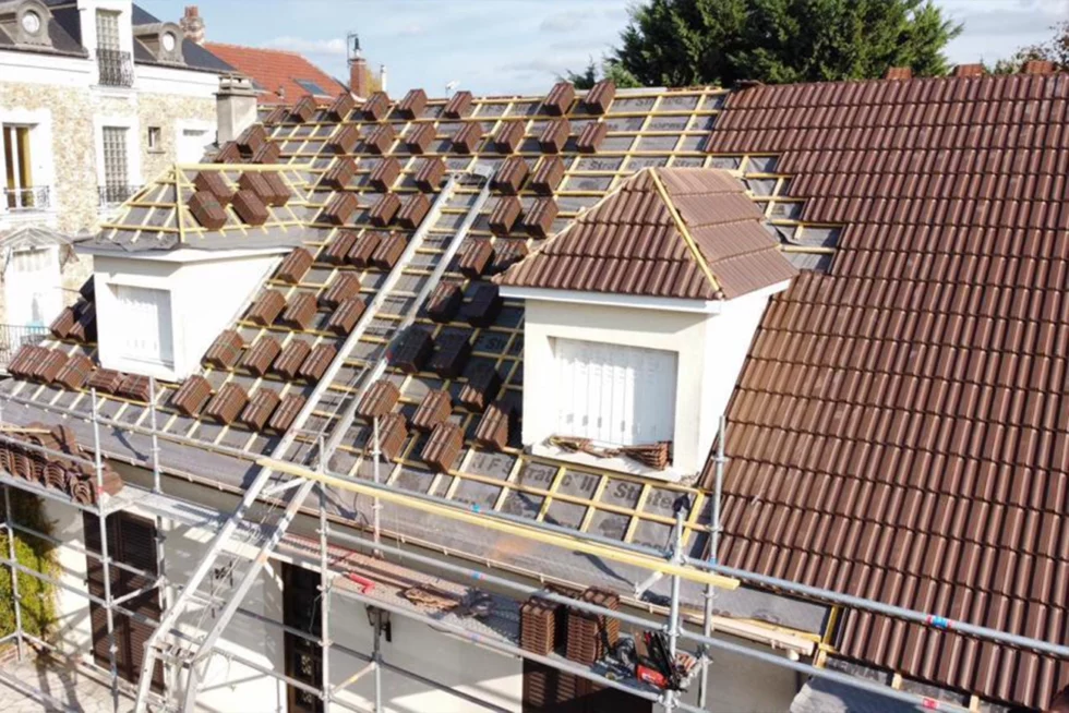 Pose de toiture en tuiles réalisée par Selectoit, couvreur expert intervenant à Mâcon, Bourg-en-Bresse et dans la région Rhône-Alpes.