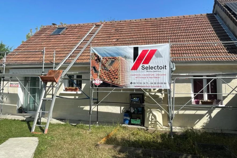 Pose de toiture en tuiles réalisée par Selectoit, couvreur expert intervenant à Mâcon, Bourg-en-Bresse et dans la région Rhône-Alpes.