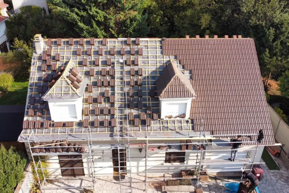 Pose de toiture en tuiles réalisée par Selectoit, couvreur expert intervenant à Mâcon, Bourg-en-Bresse et dans la région Rhône-Alpes.
