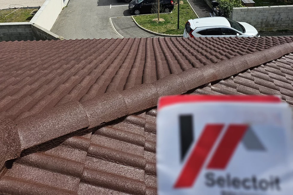 Pose de toiture en tuiles réalisée par Selectoit, couvreur expert intervenant à Mâcon, Bourg-en-Bresse et dans la région Rhône-Alpes.